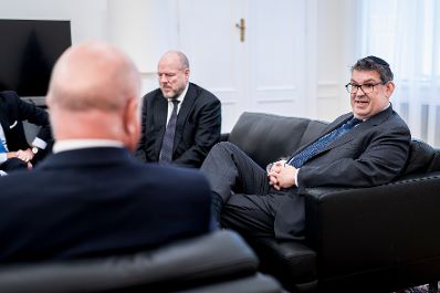 Am 28. J&auml;nner 2026 empfing Bundeskanzler Christian Stocker (r.) den Pr&auml;sidenten der Israelitischen Kultusgemeinde Wien Oskar Deutsch (l.) zu einem Arbeitsgespr&auml;ch im Bundeskanzleramt.