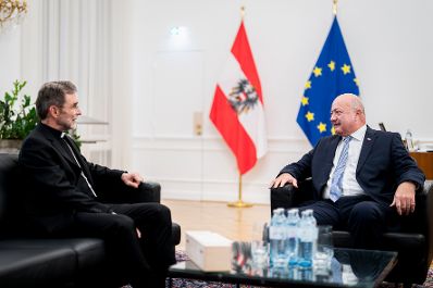 Am 28. J&auml;nner 2026 empfing Bundeskanzler Christian Stocker (r.) den Wiener Erzbischof Josef Gr&uuml;nwidl (l.) zu einem Arbeitsgespr&auml;ch im Bundeskanzleramt.