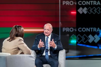 Am 10. Februar 2026 nahm Bundeskanzler Christian Stocker (r.) am Pro und Contra Spezial bei Puls24 teil. Im Bild mit Moderatorin Manuela Raidl (l.).