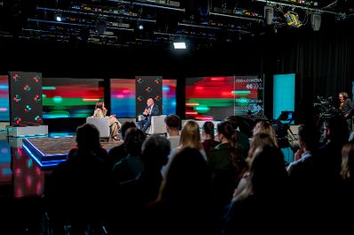 Am 10. Februar 2026 nahm Bundeskanzler Christian Stocker (r.) am Pro und Contra Spezial bei Puls24 teil. Im Bild mit Moderatorin Manuela Raidl.