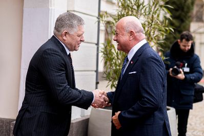 Am 10. Februar 2026 nahm Bundeskanzler Christian Stocker (m.) gemeinsam mit dem Ministerpr&auml;sidenten von Tschechien Andrej Babi&scaron; und dem Ministerpr&auml;sidenten der Slowakei Robert Fico (l.) am Slavkov Format in Bratislava teil.