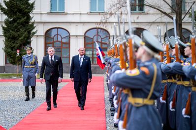 Am 10. Februar 2026 nahm Bundeskanzler Christian Stocker (3.v.l.) gemeinsam mit dem Ministerpr&auml;sidenten von Tschechien Andrej Babi&scaron; und dem Ministerpr&auml;sidenten der Slowakei Robert Fico (2.v.l.) am Slavkov Format in Bratislava teil.