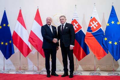 Am 10. Februar 2026 nahm Bundeskanzler Christian Stocker (l.) gemeinsam mit dem Ministerpr&auml;sidenten von Tschechien Andrej Babi&scaron; und dem Ministerpr&auml;sidenten der Slowakei Robert Fico (r.) am Slavkov Format in Bratislava teil.