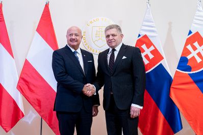 Am 10. Februar 2026 nahm Bundeskanzler Christian Stocker (l.) gemeinsam mit dem Ministerpr&auml;sidenten von Tschechien Andrej Babi&scaron; und dem Ministerpr&auml;sidenten der Slowakei Robert Fico (r.) am Slavkov Format in Bratislava teil.