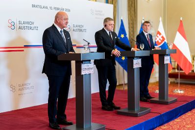 Am 10. Februar 2026 nahm Bundeskanzler Christian Stocker (l.) gemeinsam mit dem Ministerpr&auml;sidenten von Tschechien Andrej Babi&scaron; (r.) und dem Ministerpr&auml;sidenten der Slowakei Robert Fico (m.) am Slavkov Format in Bratislava teil. Im Bild beim Pressestatement.