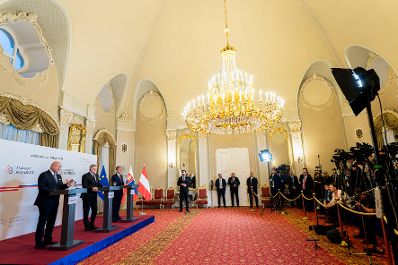 Am 10. Februar 2026 nahm Bundeskanzler Christian Stocker (l.) gemeinsam mit dem Ministerpr&auml;sidenten von Tschechien Andrej Babi&scaron; (3.v.l.) und dem Ministerpr&auml;sidenten der Slowakei Robert Fico (2.v.l.) am Slavkov Format in Bratislava teil. Im Bild beim Pressestatement.