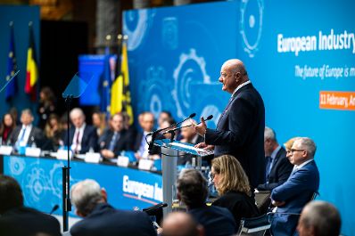 Am 11. Februar 2026 nahm Bundeskanzler Christian Stocker (3.v.r.) am &bdquo;European Industry Summit 2026&ldquo; in Antwerpen teil.