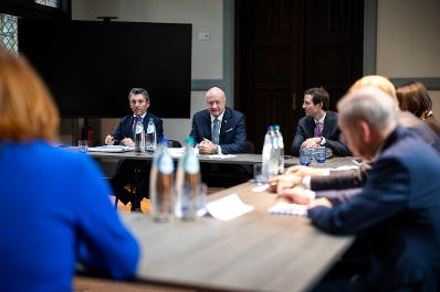 Am 11. Februar 2026 nahm Bundeskanzler Christian Stocker (3.v.l.) am &bdquo;European Industry Summit 2026&ldquo; in Antwerpen teil. Im Bild beim Pressebriefing.