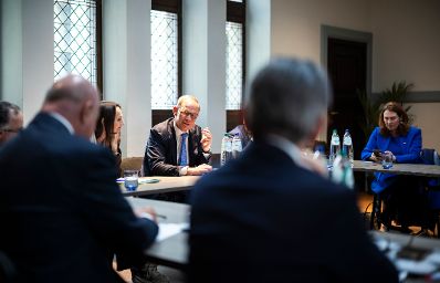 Am 11. Februar 2026 nahm Bundeskanzler Christian Stocker (2.v.l.) am &bdquo;European Industry Summit 2026&ldquo; in Antwerpen teil. Im Bild beim Pressebriefing.