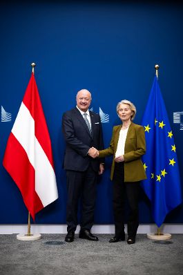 Am 11. Februar 2026 nahm Bundeskanzler Christian Stocker (l.) am &bdquo;European Industry Summit 2026&ldquo; in Antwerpen teil. Im Bild mit bei einem Arbeitsgespr&auml;ch mit der Pr&auml;sidentin der Europ&auml;ischen Kommission Ursula von der Leyen (r.).