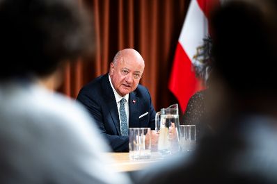 Am 11. Februar 2026 nahm Bundeskanzler Christian Stocker (im Bild) am &bdquo;European Industry Summit 2026&ldquo; in Antwerpen teil. Im Bild beim Pressebriefing.