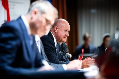 Am 11. Februar 2026 nahm Bundeskanzler Christian Stocker (2.v.l.) am &bdquo;European Industry Summit 2026&ldquo; in Antwerpen teil. Im Bild beim Pressebriefing.