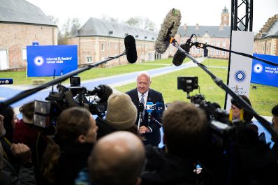 Am 12. Februar 2026 nahm Bundeskanzler Christian Stocker (m.) am Informellen Gipfel der EU-Staats- und Regierungschefs teil. Im Bild beim Pressestatement.