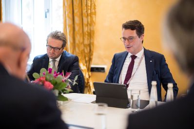 Am 13. Februar 2026 nahm Bundeskanzler Christian Stocker (l.) an der M&uuml;nchner Sicherheitskonferenz teil. Im Bild bei einem Arbeitsgespr&auml;ch mit dem Ministerpr&auml;sidenten von Nordrhein-Westfalen Hendrik W&uuml;st (m.r.).