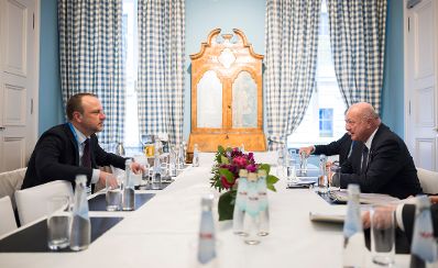 Am 13. Februar 2026 nahm Bundeskanzler Christian Stocker (r.) an der M&uuml;nchner Sicherheitskonferenz teil. Im Bild mit dem Professor f&uuml;r Sicherheitsstudien am King&rsquo;s College London Peter R. Neumann (l.).