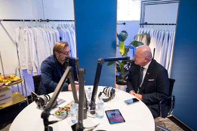 Am 13. Februar 2026 nahm Bundeskanzler Christian Stocker (r.) an der M&uuml;nchner Sicherheitskonferenz teil. Im Bild beim Interview mit Michael Br&ouml;cker (l.), Podcast Table Today.