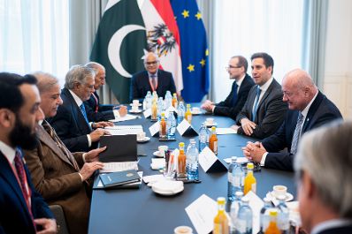 Am 16. Februar 2026 empfing Bundeskanzler Christian Stocker (2.v.r.) den Premierminister der Islamischen Republik Pakistan Muhammad Shehbaz Sharif (2.v.l.) zu einem Arbeitsgespr&auml;ch. Im Bild mit Staatssekret&auml;r Alexander Pr&ouml;ll (3.v.r.).