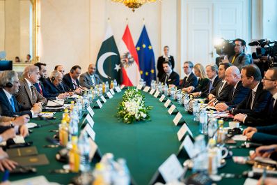 Am 16. Februar 2026 empfing Bundeskanzler Christian Stocker (3.v.r.) den Premierminister der Islamischen Republik Pakistan Muhammad Shehbaz Sharif (2.v.l.) zu einem Arbeitsgespr&auml;ch. Im Bild mit Staatssekret&auml;r Alexander Pr&ouml;ll (4.v.r.).