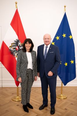 Am 17. Februar 2026 empfing Bundeskanzler Christian Stocker (r.) die Pr&auml;sidentin der Wirtschaftskammer &Ouml;sterreich Martha Schultz (l.) zu einem Arbeitsgespr&auml;ch im Bundeskanzleramt.