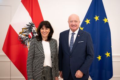 Am 17. Februar 2026 empfing Bundeskanzler Christian Stocker (r.) die Pr&auml;sidentin der Wirtschaftskammer &Ouml;sterreich Martha Schultz (l.) zu einem Arbeitsgespr&auml;ch im Bundeskanzleramt.
