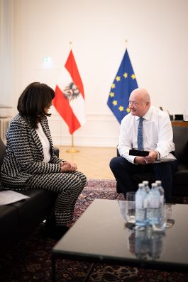 Am 17. Februar 2026 empfing Bundeskanzler Christian Stocker (r.) die Pr&auml;sidentin der Wirtschaftskammer &Ouml;sterreich Martha Schultz (l.) zu einem Arbeitsgespr&auml;ch im Bundeskanzleramt.