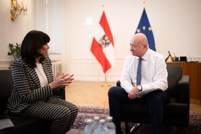 Am 17. Februar 2026 empfing Bundeskanzler Christian Stocker (r.) die Pr&auml;sidentin der Wirtschaftskammer &Ouml;sterreich Martha Schultz (l.) zu einem Arbeitsgespr&auml;ch im Bundeskanzleramt.