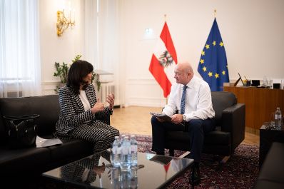 Am 17. Februar 2026 empfing Bundeskanzler Christian Stocker (r.) die Pr&auml;sidentin der Wirtschaftskammer &Ouml;sterreich Martha Schultz (l.) zu einem Arbeitsgespr&auml;ch im Bundeskanzleramt.
