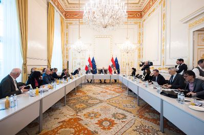 Am 26. Februar 2026 gab Bundeskanzler Christian Stocker (m.) anl&auml;sslich der einj&auml;hrigen Zusammenarbeit der Bundesregierung gemeinsam mit Vizekanzler Andreas Babler (m.l.) und Bundesministerin Beate Meinl-Reisinger (m.r.) ein Pressegespr&auml;ch.