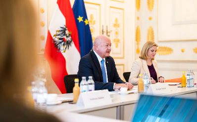 Am 26. Februar 2026 gab Bundeskanzler Christian Stocker (m.) anl&auml;sslich der einj&auml;hrigen Zusammenarbeit der Bundesregierung gemeinsam mit Vizekanzler Andreas Babler und Bundesministerin Beate Meinl-Reisinger (r.) ein Pressegespr&auml;ch.