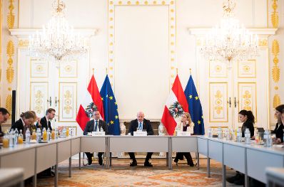 Am 26. Februar 2026 gab Bundeskanzler Christian Stocker (m.) anl&auml;sslich der einj&auml;hrigen Zusammenarbeit der Bundesregierung gemeinsam mit Vizekanzler Andreas Babler (m.l.) und Bundesministerin Beate Meinl-Reisinger (m.r.) ein Pressegespr&auml;ch.