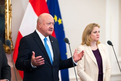 Am 26. Februar 2026 nahm Bundeskanzler Christian Stocker (l.) an der Pressekonferenz nach dem Pressegespr&auml;ch anl&auml;sslich der einj&auml;hrigen Zusammenarbeit der Bundesregierung gemeinsam mit Vizekanzler Andreas Babler und Bundesministerin Beate Meinl-Reisinger (r.) teil.