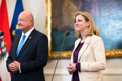 Am 26. Februar 2026 nahm Bundeskanzler Christian Stocker (l.) an der Pressekonferenz nach dem Pressegespr&auml;ch anl&auml;sslich der einj&auml;hrigen Zusammenarbeit der Bundesregierung gemeinsam mit Vizekanzler Andreas Babler und Bundesministerin Beate Meinl-Reisinger (r.) teil.