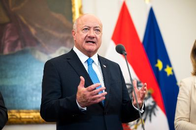 Am 26. Februar 2026 nahm Bundeskanzler Christian Stocker (im Bild) an der Pressekonferenz nach dem Pressegespr&auml;ch anl&auml;sslich der einj&auml;hrigen Zusammenarbeit der Bundesregierung gemeinsam mit Vizekanzler Andreas Babler und Bundesministerin Beate Meinl-Reisinger teil.