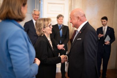 Am 3. M&auml;rz 2026 empfing Bundeskanzler Christian Stocker (r.) die EU-Kommissarin f&uuml;r Finanzdienstleistungen Maria Lu&iacute;s Albuquerque (m.), zu einem Arbeitsgespr&auml;ch im Bundeskanzleramt. Im Bild mit Staatssekret&auml;rin Barbara Eibinger-Miedl (l.).