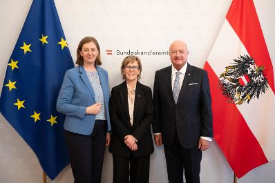 Am 3. M&auml;rz 2026 empfing Bundeskanzler Christian Stocker (r.) die EU-Kommissarin f&uuml;r Finanzdienstleistungen Maria Lu&iacute;s Albuquerque (m.), zu einem Arbeitsgespr&auml;ch im Bundeskanzleramt. Im Bild mit Staatssekret&auml;rin Barbara Eibinger-Miedl (l.).