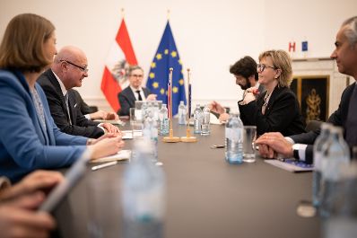 Am 3. M&auml;rz 2026 empfing Bundeskanzler Christian Stocker (2.v.l.) die EU-Kommissarin f&uuml;r Finanzdienstleistungen Maria Lu&iacute;s Albuquerque (2.v.r), zu einem Arbeitsgespr&auml;ch im Bundeskanzleramt. Im Bild mit Staatssekret&auml;rin Barbara Eibinger-Miedl (l.).