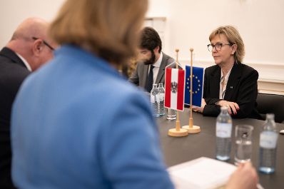 Am 3. M&auml;rz 2026 empfing Bundeskanzler Christian Stocker (l.) die EU-Kommissarin f&uuml;r Finanzdienstleistungen Maria Lu&iacute;s Albuquerque (r), zu einem Arbeitsgespr&auml;ch im Bundeskanzleramt. Im Bild mit Staatssekret&auml;rin Barbara Eibinger-Miedl (2.v.l.).