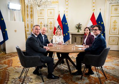 Am 2. M&auml;rz 2026 nahmen Bundeskanzler Christian Stocker (2.v.l.), Vizekanzler Andreas Babler (l.) und Au&szlig;enministerin Beate Meinl-Reisinger (m.) am Interview zum Thema &bdquo;Ein Jahr Regierung&ldquo; mit Susanne Schnabl (r.) und Klaus Webhofer (2.v.r.) im Bundeskanzleramt teil.