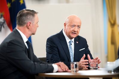 Am 2. M&auml;rz 2026 nahmen Bundeskanzler Christian Stocker (r.), Vizekanzler Andreas Babler (l.) und Au&szlig;enministerin Beate Meinl-Reisinger am Interview zum Thema &bdquo;Ein Jahr Regierung&ldquo; mit Susanne Schnabl und Klaus Webhofer im Bundeskanzleramt teil.