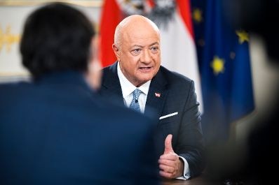 Am 2. M&auml;rz 2026 nahmen Bundeskanzler Christian Stocker (im Bild), Vizekanzler Andreas Babler und Au&szlig;enministerin Beate Meinl-Reisinger am Interview zum Thema &bdquo;Ein Jahr Regierung&ldquo; mit Susanne Schnabl und Klaus Webhofer im Bundeskanzleramt teil.