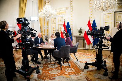 Am 2. M&auml;rz 2026 nahmen Bundeskanzler Christian Stocker (m.l.), Vizekanzler Andreas Babler (2.v.l.) und Au&szlig;enministerin Beate Meinl-Reisinger (m.r.) am Interview zum Thema &bdquo;Ein Jahr Regierung&ldquo; mit Susanne Schnabl (r.) und Klaus Webhofer (2.v.r.) im Bundeskanzleramt teil.