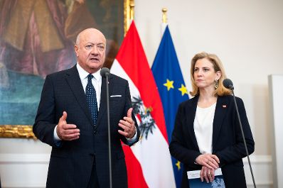 Am 4. M&auml;rz 2026 nahmen Bundeskanzler Christian Stocker (l.), Vizekanzler Andreas Babler und Au&szlig;enministerin Beate Meinl-Reisinger (r.) am Doorstep vor dem Ministerrat teil.
