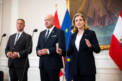 Am 4. M&auml;rz 2026 nahmen Bundeskanzler Christian Stocker (m.), Vizekanzler Andreas Babler (l.) und Au&szlig;enministerin Beate Meinl-Reisinger (r.) am Doorstep vor dem Ministerrat teil.