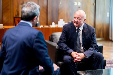 Am 6. M&auml;rz 2026 empfing Bundekanzler Christian Stocker (r.) den Au&szlig;enminister der Vereinigten Arabischen Emirate Abdullah bin Zayid Al Nahyan (l.) zu einem Arbeitsgespr&auml;ch im Bundeskanzleramt.