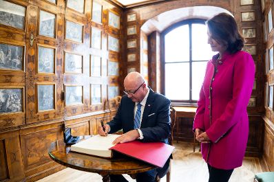 Am 12. M&auml;rz 2026 traf Bundeskanzler Christian Stocker (l.) im Rahmen seines Bundesl&auml;ndertages die Landeshauptfrau von Salzburg Karoline Edtstadler (r.).