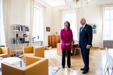 Am 12. M&auml;rz 2026 traf Bundeskanzler Christian Stocker (r.) im Rahmen seines Bundesl&auml;ndertages die Landeshauptfrau von Salzburg Karoline Edtstadler (l.).