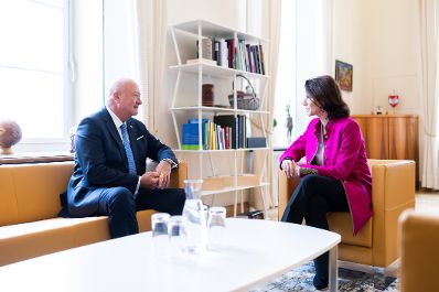 Am 12. M&auml;rz 2026 traf Bundeskanzler Christian Stocker (l.) im Rahmen seines Bundesl&auml;ndertages die Landeshauptfrau von Salzburg Karoline Edtstadler (r.). Im Bild bei einem Arbeitsgespr&auml;ch.