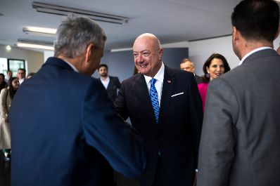 Am 12. M&auml;rz 2026 besuchte Bundeskanzler Christian Stocker (m.) im Rahmen seines Bundesl&auml;ndertages den Betrieb Geislinger GmbH in Hallwang. Im Bild mit der Landeshauptfrau von Salzburg Karoline Edtstadler (2.v.r.).