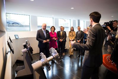 Am 12. M&auml;rz 2026 besuchte Bundeskanzler Christian Stocker (l.) im Rahmen seines Bundesl&auml;ndertages den Betrieb Geislinger GmbH in Hallwang. Im Bild mit der Landeshauptfrau von Salzburg Karoline Edtstadler (2.v.l.).
