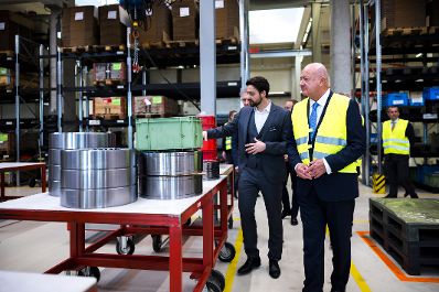 Am 12. M&auml;rz 2026 besuchte Bundeskanzler Christian Stocker (r.) im Rahmen seines Bundesl&auml;ndertages den Betrieb Geislinger GmbH in Hallwang.